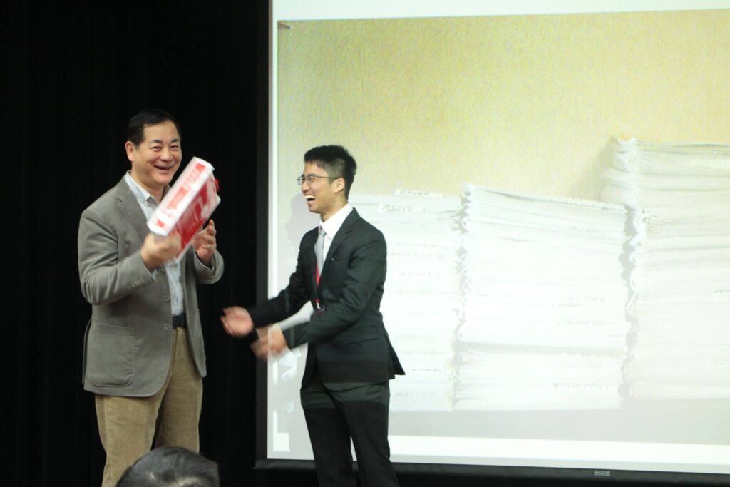 開場時,贈與赤羽老師台灣的伴手禮